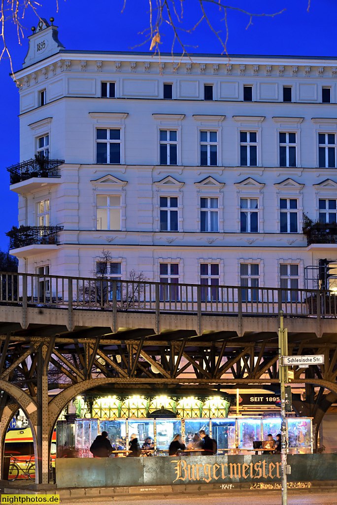 Berlin Kreuzberg am Schlesischen Tor mit Imbiss auf Mittelstreifen unter der Hochbahn. Altbau von 1895. Hochbahn eröffnet 1902