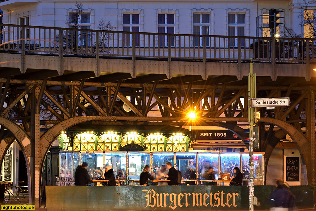 Berlin Kreuzberg am Schlesischen Tor mit Imbiss auf Mittelstreifen unter der Hochbahn. Altbau von 1895. Hochbahn eröffnet 1902