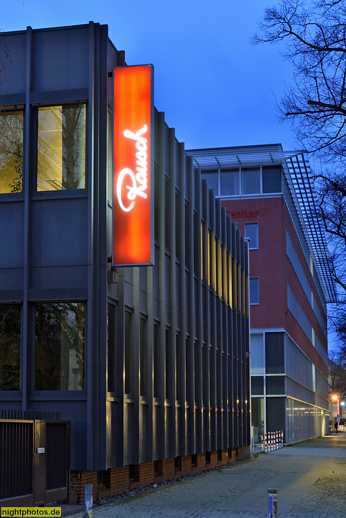 Berlin Tempelhof. Walter Confiserie seit Juni 2020. Ehemals Schokoladenmanufaktur Rausch. Erbaut 1968 als Produktionsstandort in der Wolframstrasse 95. Dahinter Jobcenter und Arbeitsamt