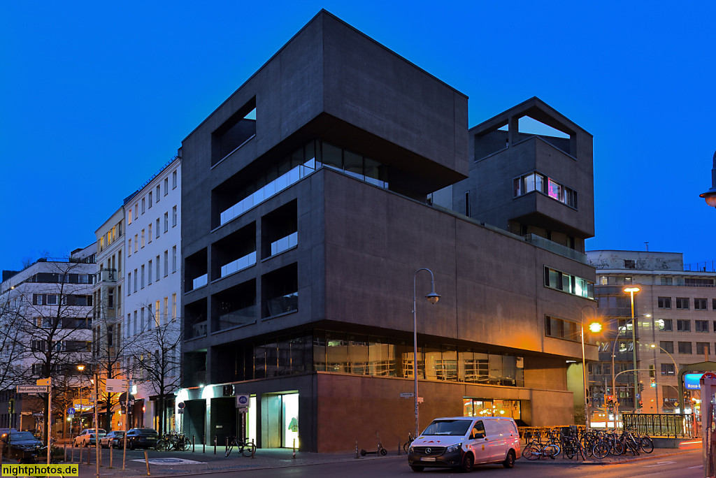 Berlin Mitte Wohnhaus für Kunstsammler L40 erbaut 2010 von Bundschuh Baumhauer Architekten mit schwarzer Betonfassade am Rosa-Luxemburg-Platz