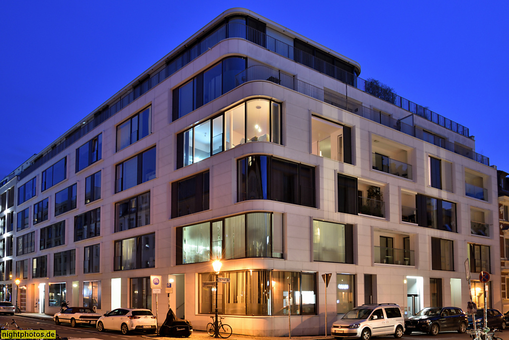 Berlin Mitte Wohnimmobilie mit weisser Marmorfassade und Penthouse erbaut 2011 von Architekten Gewers und Pudewill in der Linienstrasse 218-219 Ecke Rückerstrasse 5