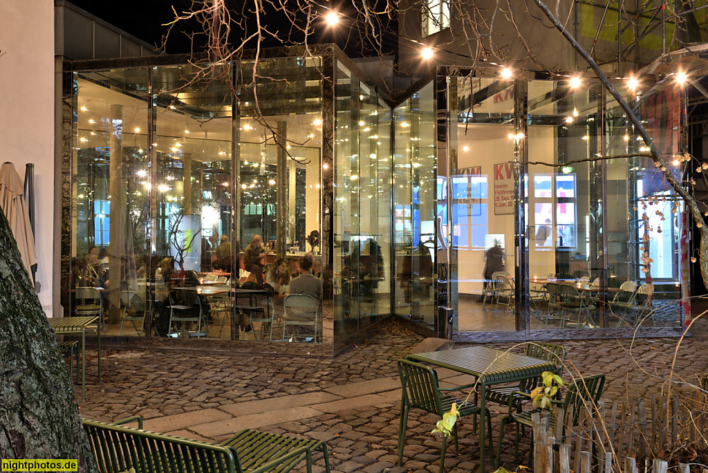Berlin Mitte Café Bravo am KW Institute for Contempory Art. Erbaut 1996-1999 von Architekturbüro Nalbach und Nalbach mit dem Künstler Dan Graham für Kunst Werke Berlin e.V.