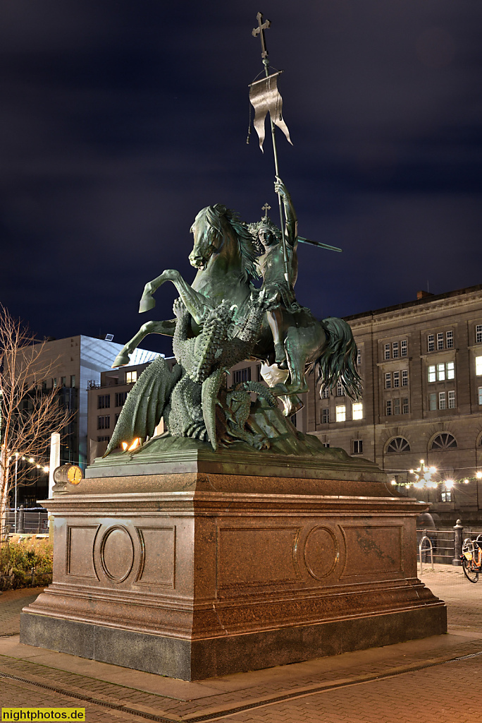 Berlin Mitte Nikolaiviertel Denkmal des Heiligen Georg erschaffen 1849-1853 von August Kiss. Propststrasse am Spreeufer