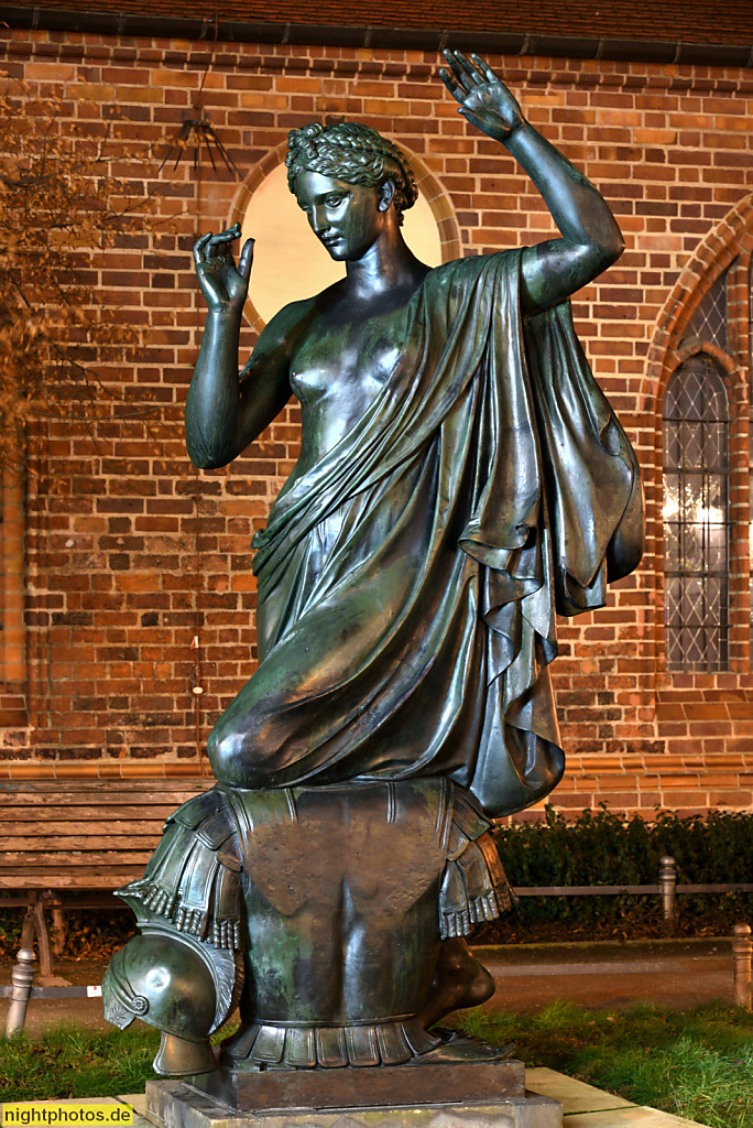 Berlin Mitte Nikolaiviertel Bronzeskulptur 'Klio' Muse der Geschichte erschaffen 1863-1876 von Albert Wolff. Seit 1987 aufgestellt am Nikolaikirchplatz