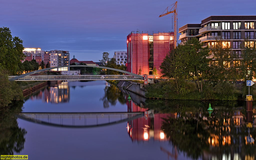 Berlin Moabit. Kieler Brücke als Stahl-Bogenbrücke über Berlin-Spandauer-Schifffahrtskanal. Erbaut 1994 als Fussgängerbrücke an der Europacity