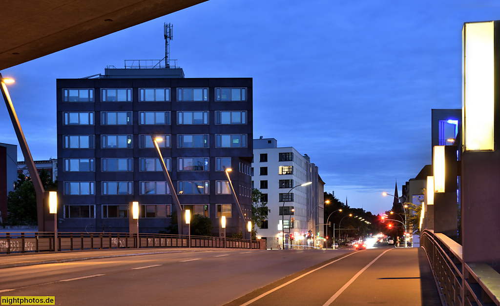 Berlin Moabit. Das Blaue Haus. Erbaut 1999 von Jörg Pampe. Genutzt seit 2009 von der Agentur fuer Arbeit Jobcenter Mitte und Jugendberufsagentur. Lehrter Strasse 46