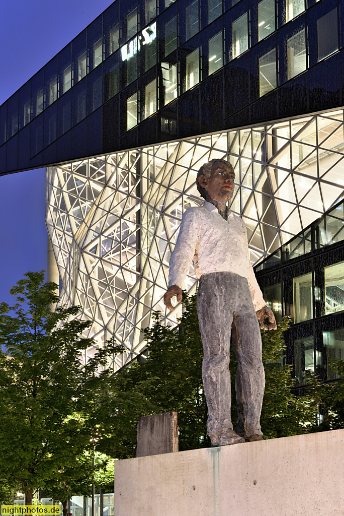 Berlin Mitte. Bronze Skulptur 'Balanceakt' von Stephan Balkenhol errichtet 2009 vor dem Axel Springer Verlag