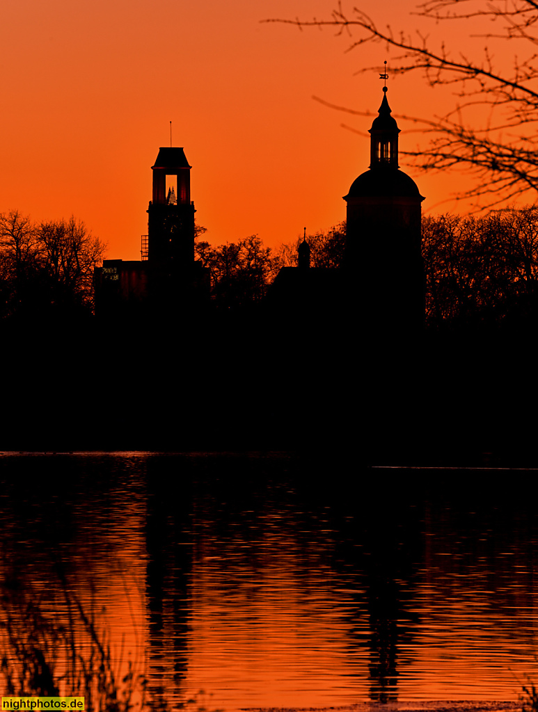 Berlin Spandau Skyline mit Rathaus und Kirche St Nikolai. Von Eiswerder über die Havel hinweg aus gesehen