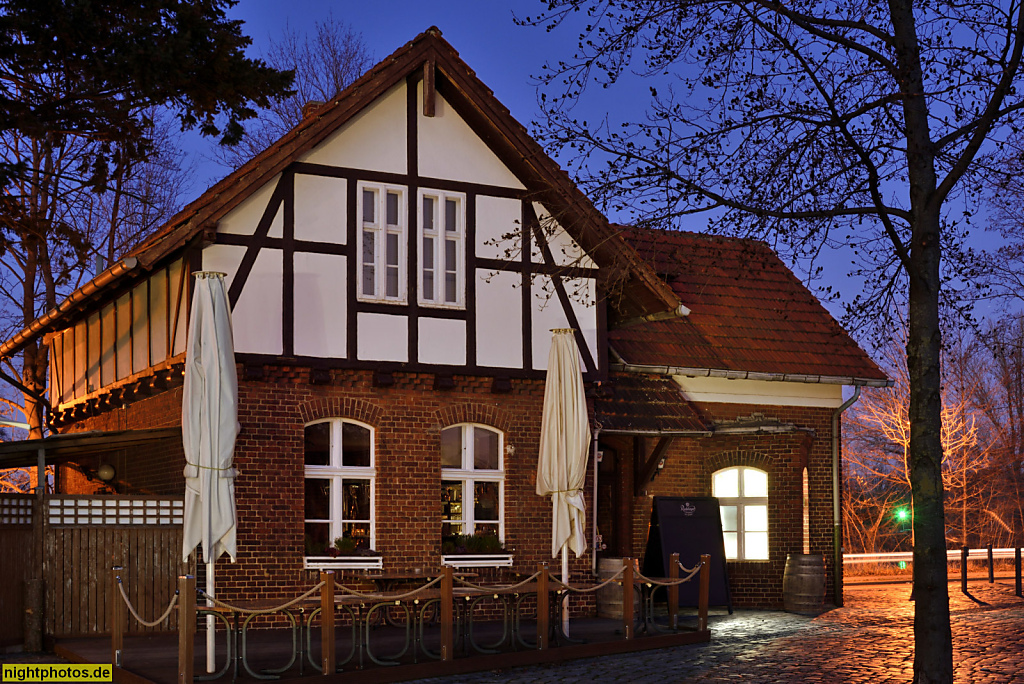 Berlin Spandau Eiswerder Restaurant Stilbruch. Erbaut als Pförtner- und Bahnwärterhäuschen im 19. Jahrhundert