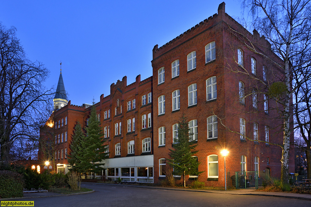 Berlin Marienfelde Katholische Schule Sankt Hildegard erbaut 1903-1905 von Josef Lückerath als Kloster. Umbau Schule 1968-1974 von Hermann Jünemann