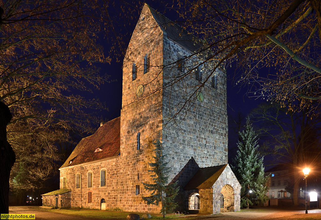 Berlin Marienfelde Dorfkirche erbaut 1229 als spätromanische Feldsteinkirche. Älteste bekannte Dorfkirche Berlins