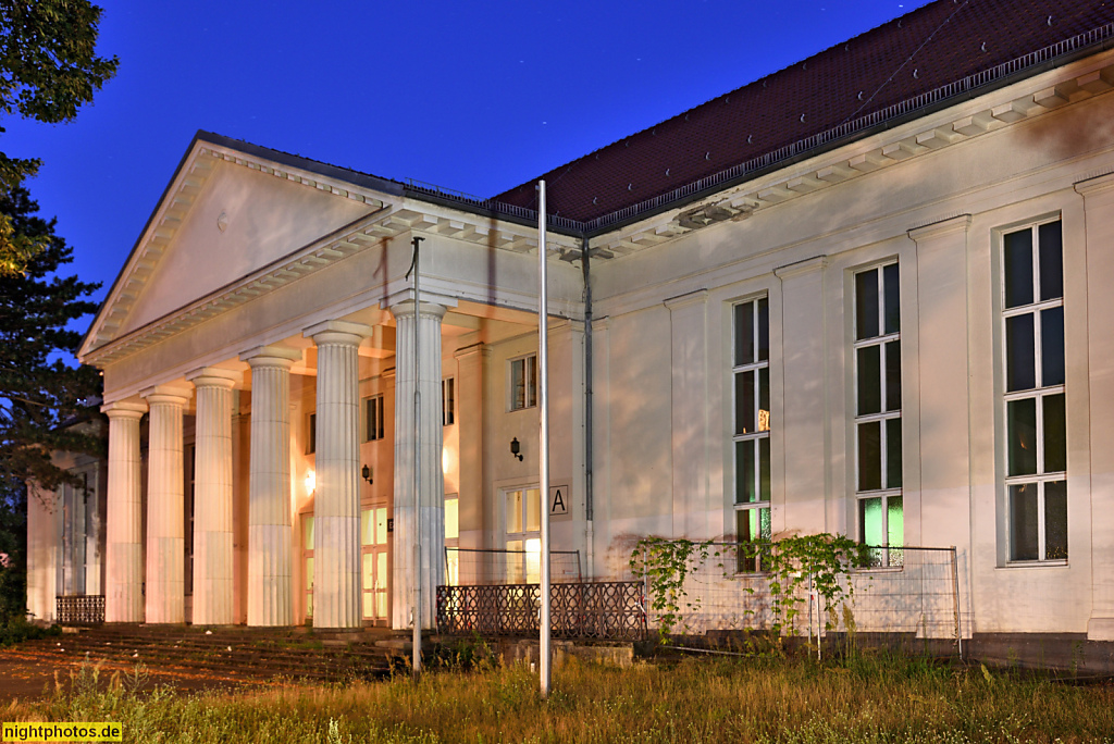 Berlin Lankwitz Beethoven-Gymnasium erbaut 1913-1914 von Architekt und Gemeindebaurat Fritz Freymüller. Wiederaufbau klassizistische Aula 1959 an der Dillgesstrasse