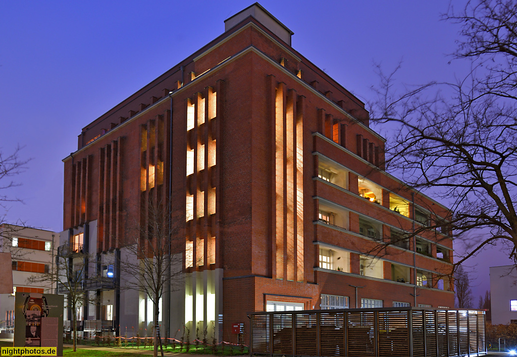 Berlin Stralau Wohngebäude. Erbaut 1929-1930 von Bruno Buch als Flaschenturm der ehemaligen Engelhardt-Brauerei. Umbau Wohnraum 2007 von Mars Architekten