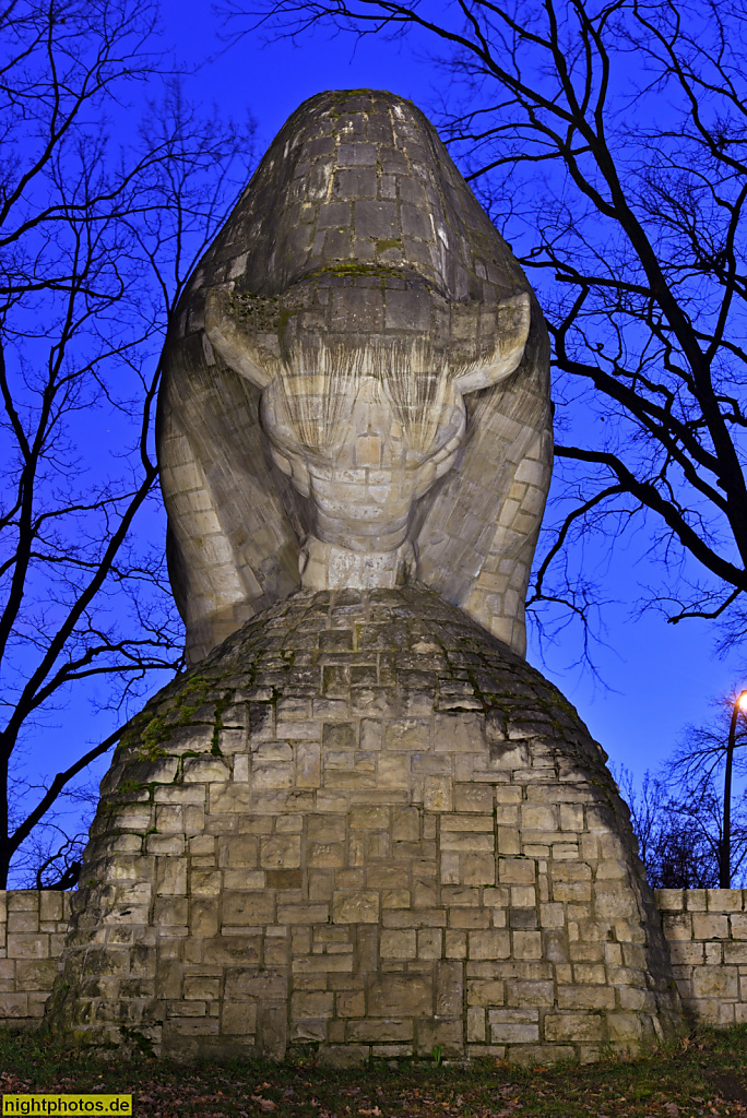 Berlin Tempelhof. Der Stier vom Alboinplatz. Steinskulptur von Paul Mersmann 1934