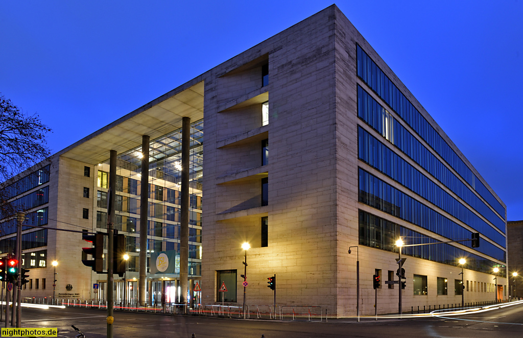 Berlin Mitte Auswärtiges Amt am Werderschen Markt. Kubus mit Glasfront und Atrium erbaut 1999 von Thomas Müller und Ivan Reimann