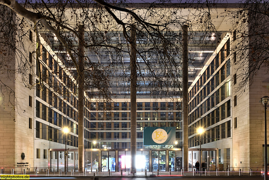 Berlin Mitte Auswärtiges Amt am Werderschen Markt. Kubus mit Glasfront und Atrium erbaut 1999 von Thomas Müller und Ivan Reimann