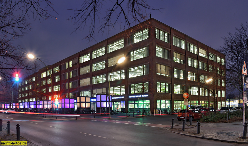 Berlin Charlottenburg. Bibliothek der Technischen Universität und der Universität der Künste in der Fasanenstrasse erbaut 2003-2004 von Architekt Walter Arno Noebel