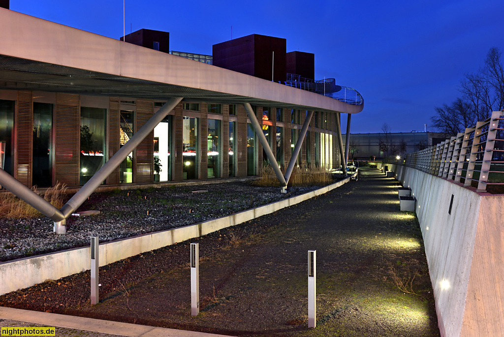 Berlin Adlershof Firmengebäude ATOS GmbH. Erbaut 2009 von Architekten Schulte-Frohlinde als Geschäftssitz der Solon bis zur Insolvenz 2014. Am Studio 16