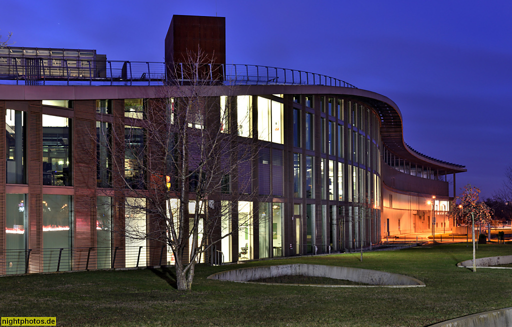 Berlin Adlershof Firmengebäude ATOS GmbH. Erbaut 2009 von Architekten Schulte-Frohlinde als Geschäftssitz der Solon bis zur Insolvenz 2014. Am Studio 16