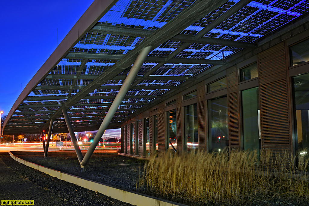 Berlin Adlershof Firmengebäude ATOS GmbH. Erbaut 2009 von Architekten Schulte-Frohlinde als Geschäftssitz der Solon bis zur Insolvenz 2014. Am Studio 16