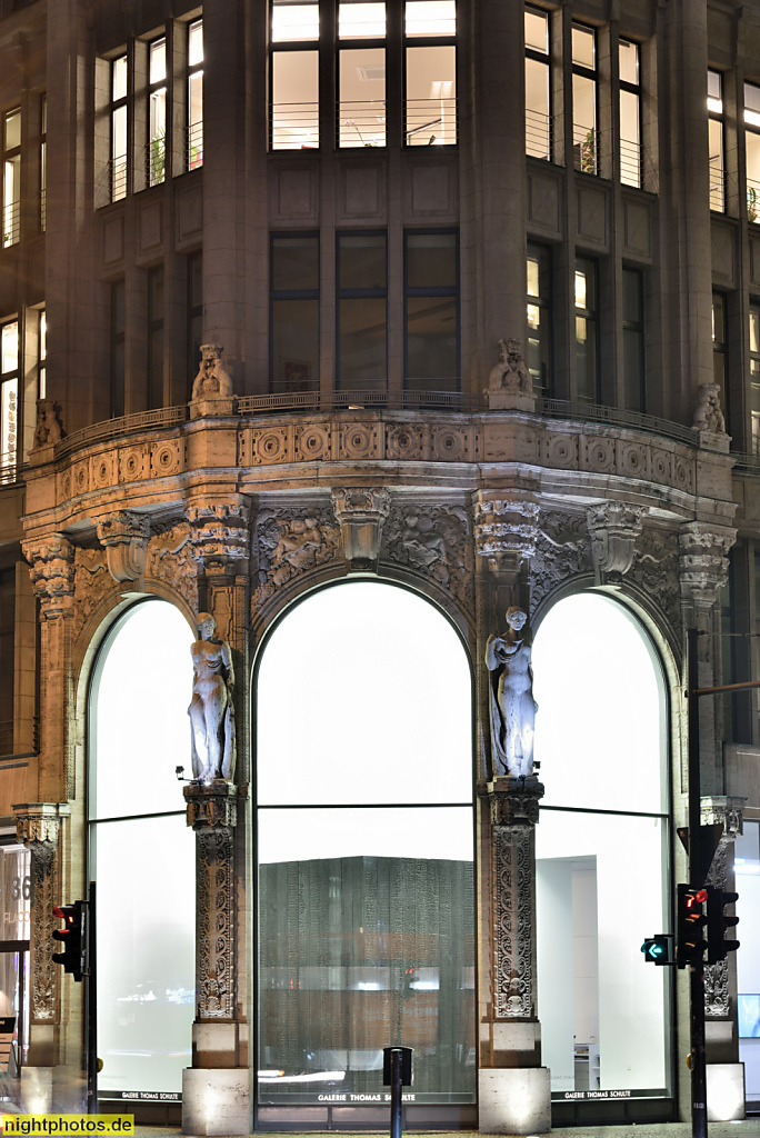 Berlin Mitte Geschäftshaus Leipziger Strasse Ecke Charlottenstrasse. Erbaut 1913 von Hermann Muthesius als Damenmodenhaus Kersten und Tuteur. Pfeilerfiguren von Alexander Höfer aus Dresden. Rekonstruiert 2002