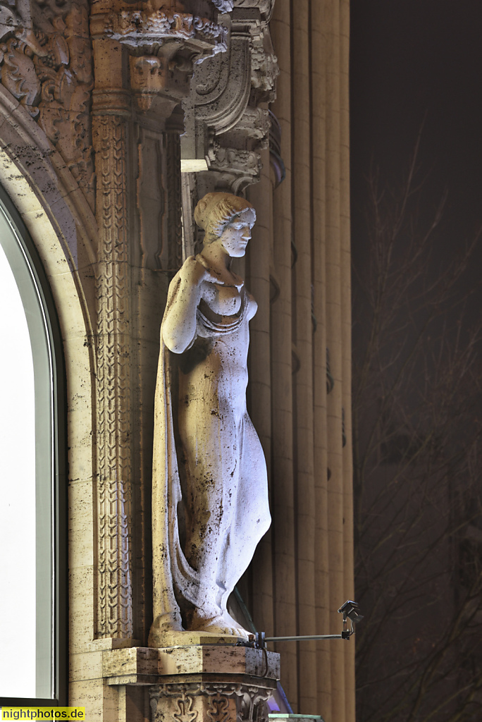 Berlin Mitte Geschäftshaus Leipziger Strasse Ecke Charlottenstrasse. Erbaut 1913 von Hermann Muthesius als Damenmodenhaus Kersten und Tuteur. Pfeilerfiguren von Alexander Höfer aus Dresden. Rekonstruiert 2002