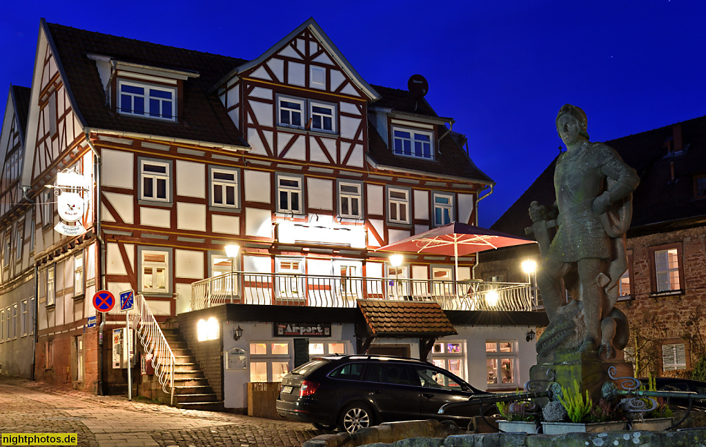 Schlitz Altstadt Gaststätte am Marktplatz mit Marktbrunnen. Brunnenfigur St. Georg genannt 'Bornschorsch' aus dem 16. Jahrhundert