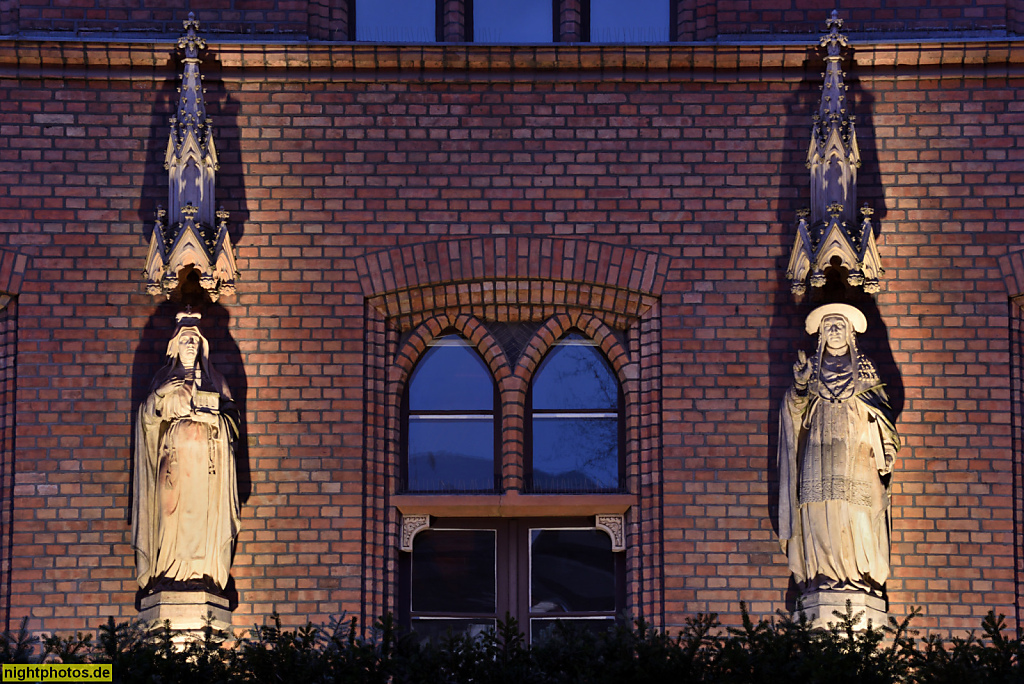 Berlin Mitte St Hedwig Krankenhaus. Haupthaus erbaut 1851-1854 vom Kölner Dombaumeister Vincenz Statz und Baumeister Albert Kinel. Statuen der Heiligen Hedwig und Karl Borromäus von Bildhauer Johannes Janda