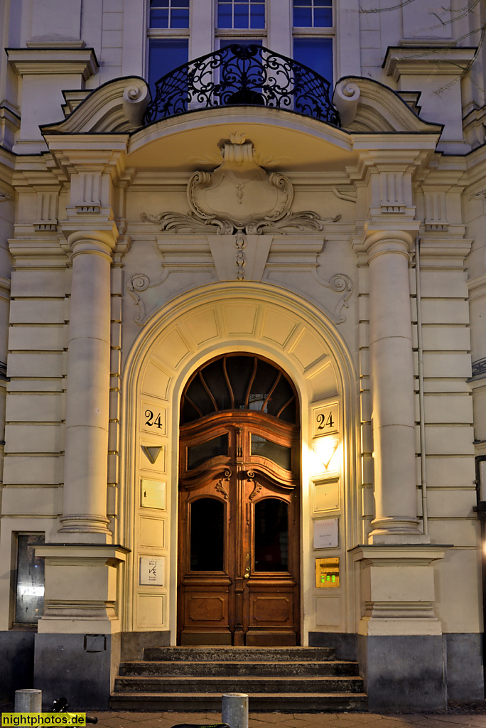 Berlin Charlottenburg Mietshaus mit Ladenlokalen erbaut 1898 von Max Johow in der Rankestrasse für Max Liebing. Stuckfassade Gründerzeit