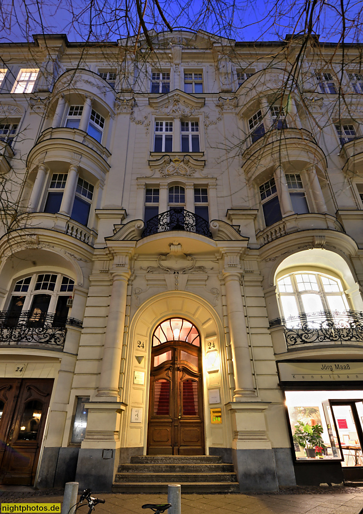 Berlin Charlottenburg Mietshaus mit Ladenlokalen erbaut 1898 von Max Johow in der Rankestrasse für Max Liebing. Stuckfassade Gründerzeit