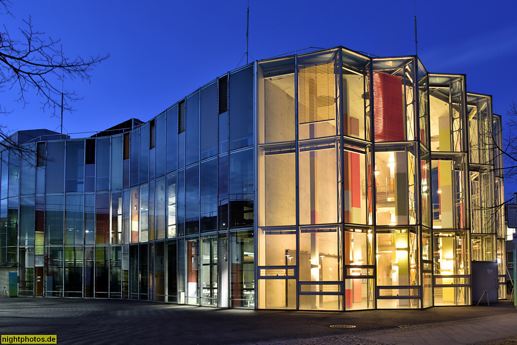 Berlin Adlershof Zentrum für Photonik und Optik ZPO 1 erbaut 1998 von Sauerbruch Hutton Architekten. 'Die Amoebe' in der Carl-Scheele-Strasse 1