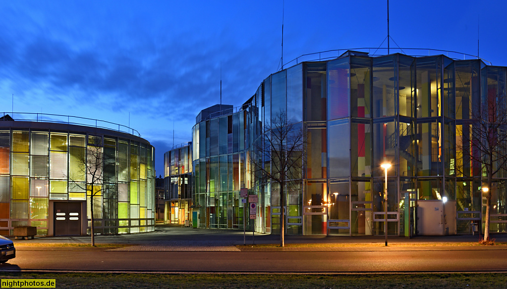 Berlin Adlershof Zentrum für Photonik und Optik ZPO 1 erbaut 1998 von Sauerbruch Hutton Architekten. 'Die Amoebe' in der Carl-Scheele-Strasse 1