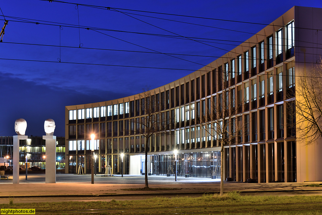 Berlin Adlershof Europa-Center am Forum erbaut 2017-2019 von Zoomarchitekten. Skulptur 'Kopfbewegung'