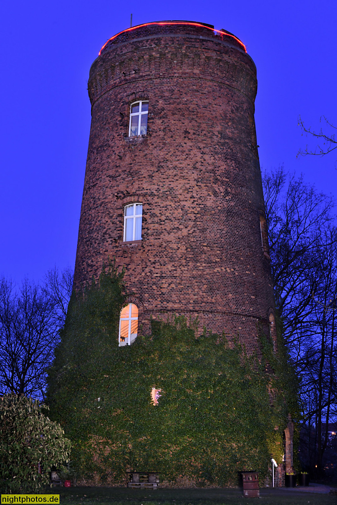 Berlin Lichtenberg Alt-Hohenschönhausen Bar im Wasserturm seit 2007 am Obersee. Erbaut als Wasserturm mit Pumpwerk 1899-1902 von Otto Intze in der Waldowstrasse. Umbau 1933 und 1986