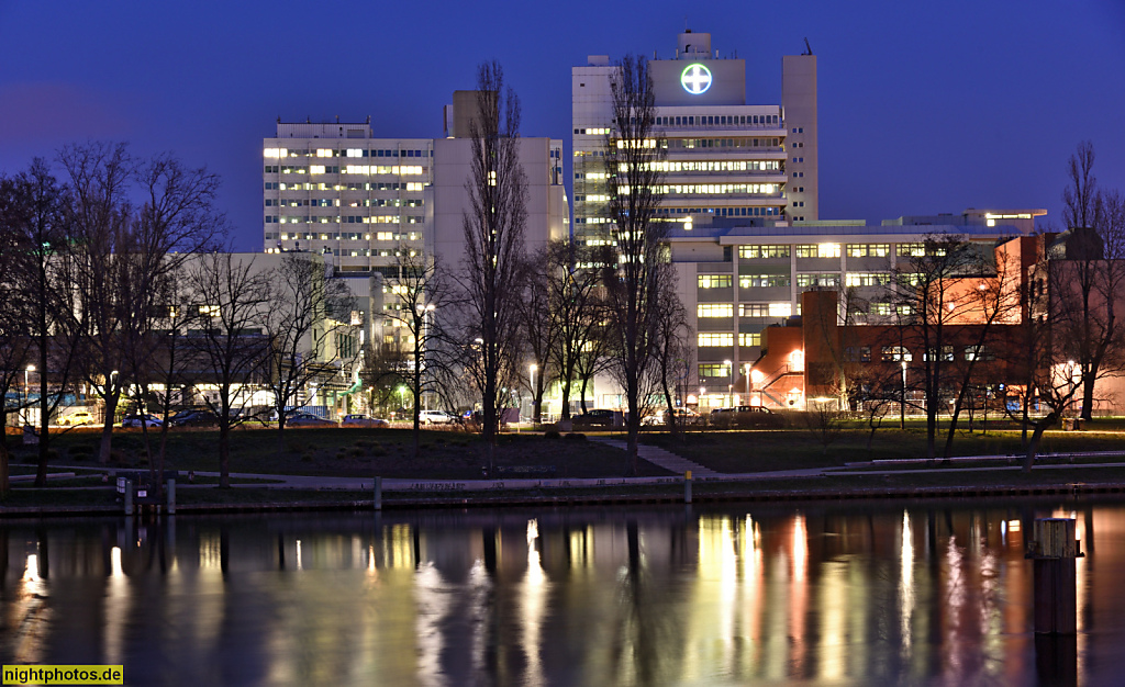 Berlin Wedding Nordhafen mit Skyline von Bayer AG ehemals Schering AG bis 2006. Pharmazeutische Forschung und Produktion