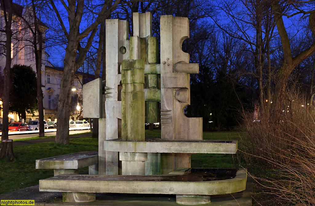 Berlin Tempelhof Schultze-Seehof-Brunnen errichtet 1971 aus Sichtbeton in Alt-Tempelhof von Gerhard Schultze-Seehof