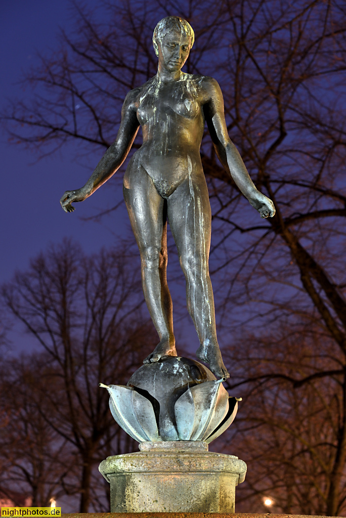 Berlin Tempelhof Eva-Brunnen Dorfaue Alt-Tempelhof. Original von unbekanntem Künstler 1927. Eingeschmolzen 1942. Nachbildung 1987 von Wolfgang Geuter