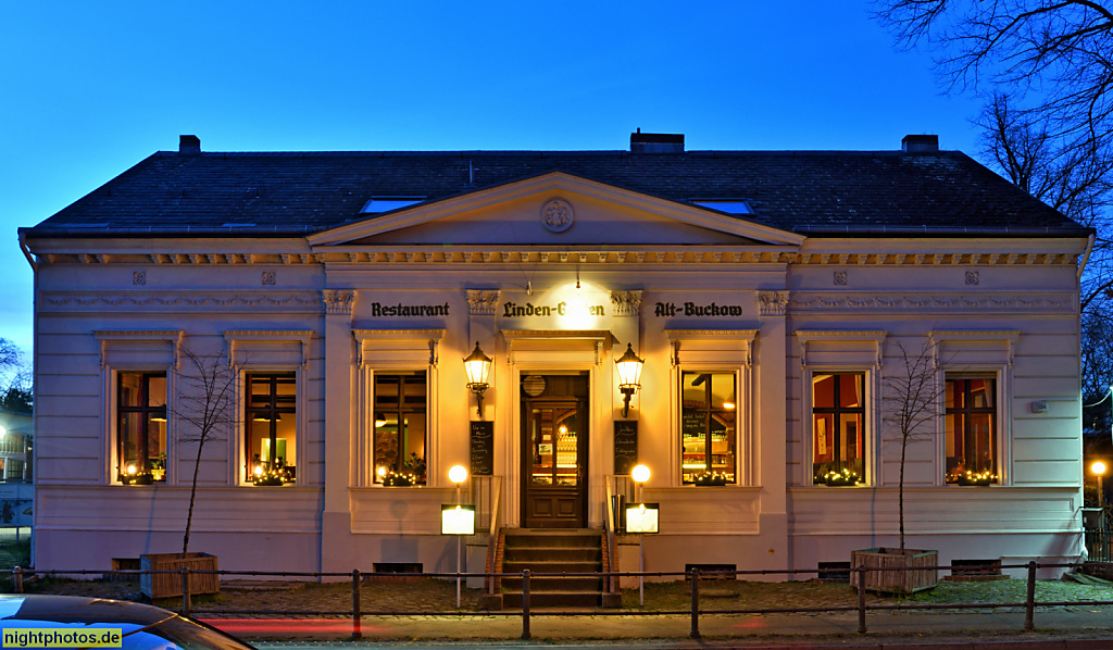 Berlin Buckow. Restaurant Lindengarten. Erbaut 1856 als Unterkunft für Schäfer. Später Lebensmittelladen und Post. Klassizistische Fassade. Alt-Buckow 15A