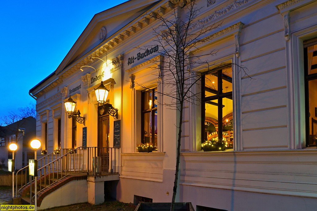 Berlin Buckow. Restaurant Lindengarten. Erbaut 1856 als Unterkunft für Schäfer. Später Lebensmittelladen und Post. Klassizistische Fassade. Alt-Buckow 15A