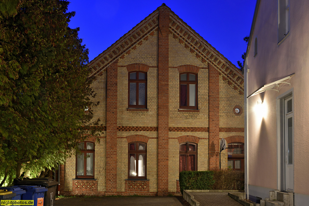 Berlin Buckow. Wohnhaus erbaut als Teil eines 4-Seiten-Gutshof Mitte des 19. Jahrhunderts. Seit 1980 Eigentumswohnungen. Alt-Buckow 12
