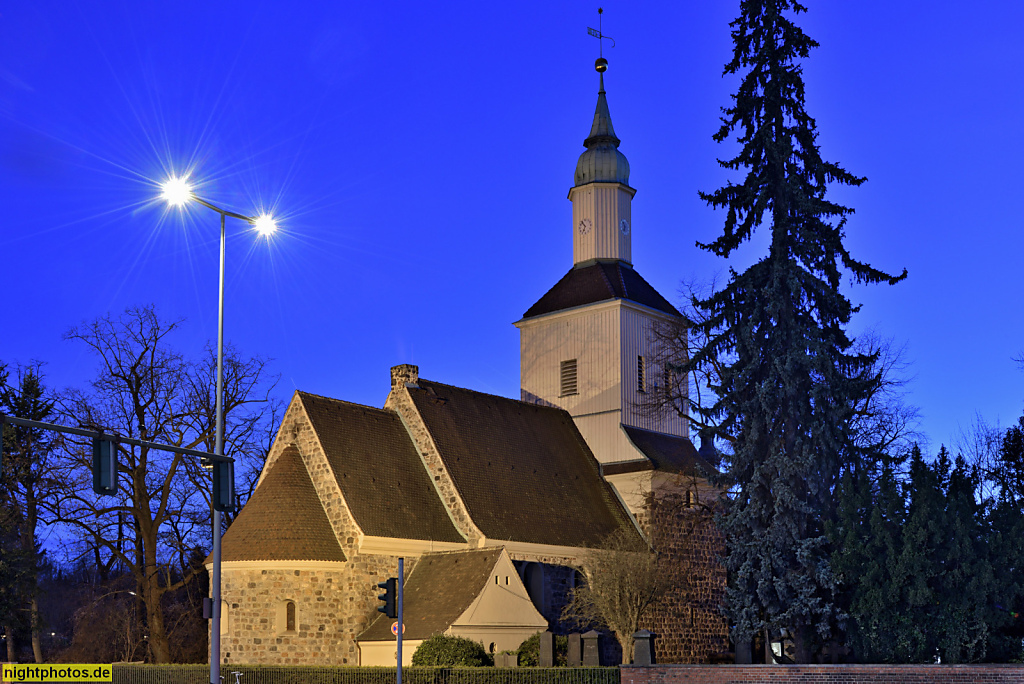 Berlin Mariendorf Dorfkirche erbaut von Tempelrittern im 13. Jahrhundert aus Feldsteinquadern. Barocker Turmaufbau von 1737. Renoviert 1902-1903. Saniert 1957
