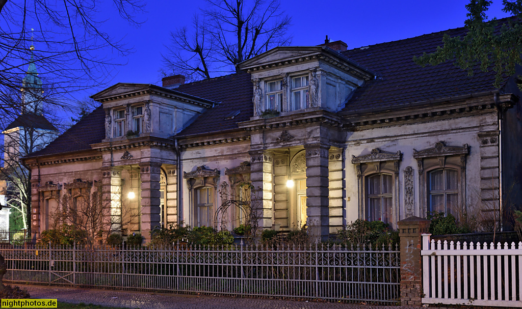 Berlin Mariendorf Wohnhaus erbaut vor 1861 von Bauerngutsbesitzer Ferdinand Ziedrich als Bauernhaus. Umbau 1890. Spätklassizistisch