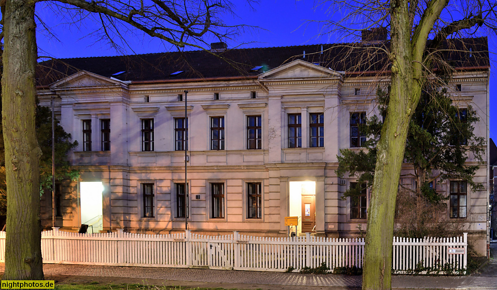 Berlin Mariendorf Leo Kestenberg Musikschule und Tempelhof Museum. Erbaut 1873 als Gemeindeschule Mariendorf. Spätklassizistische Fassade. Alt-Mariendorf 43