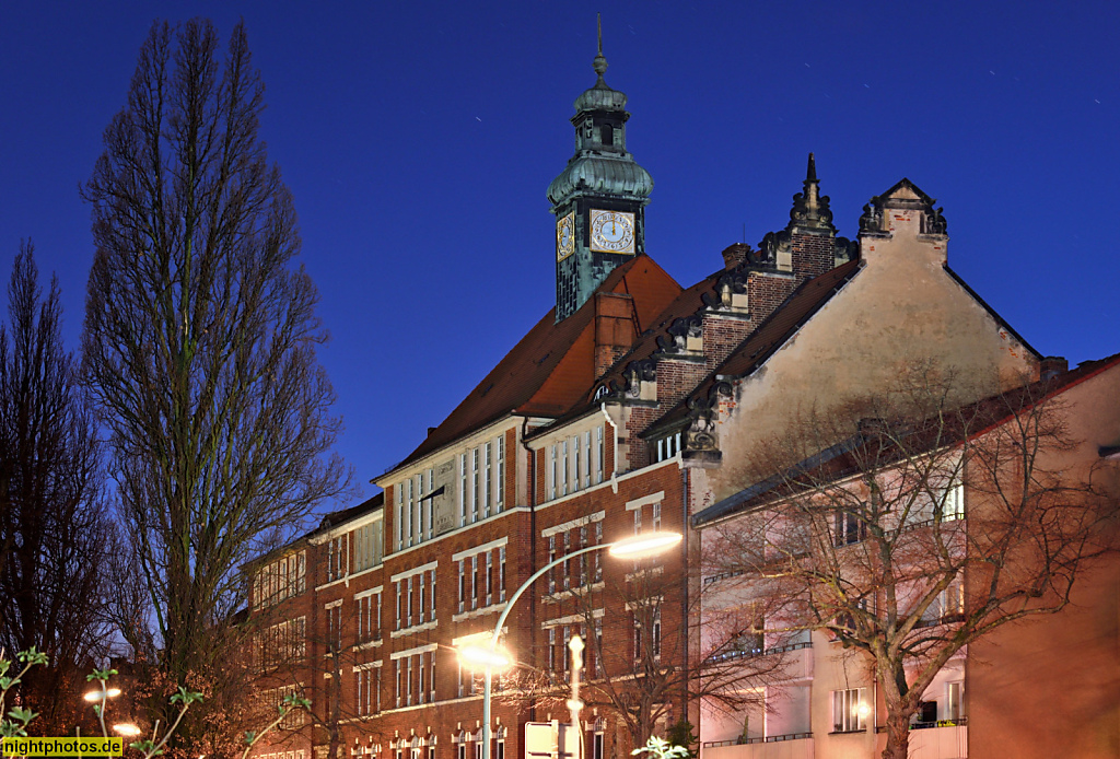 Berlin Mariendorf Rudolf-Hildebrand-Grundschule. Erbaut 1907-1908 von Otto Kerwien als 1. Gemeindeschule Mariendorf mit Renaissancegiebel. Friedenstrasse 23-24