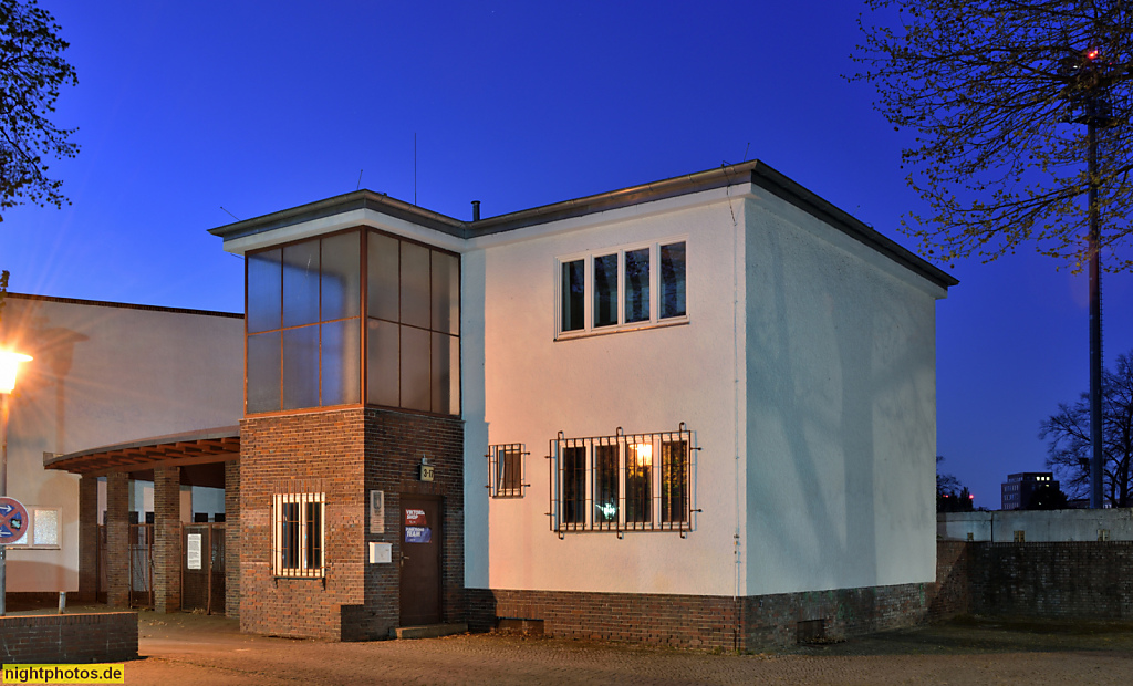 Berlin Lichterfelde Stadion. Erbaut 1926-1929 von Fritz Freymüller. Wiederaufbau 1951. Stadiongebäude mit Kassen. Saniert 2011-2013 durch TSSB Architekten
