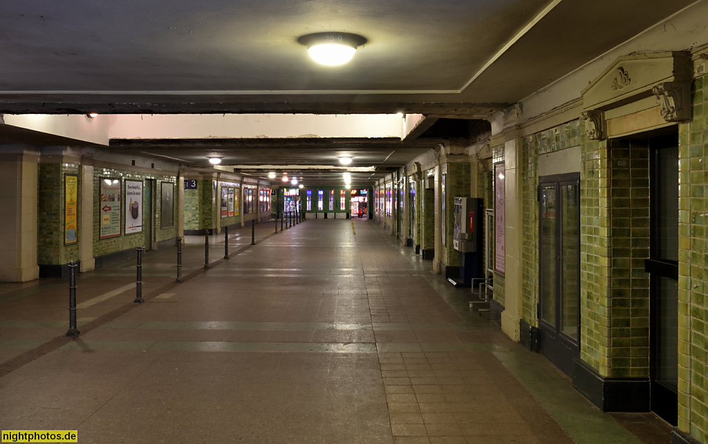 Berlin Lichterfelde S-Bahnhof Lichterfelde Ost. Bahnhof seit 1886. Erbaut 1913-1916 von Karl Cornelius und Alfred Lücking. 1984-1995 ausser Betrieb. Fernbahnhof seit 2006