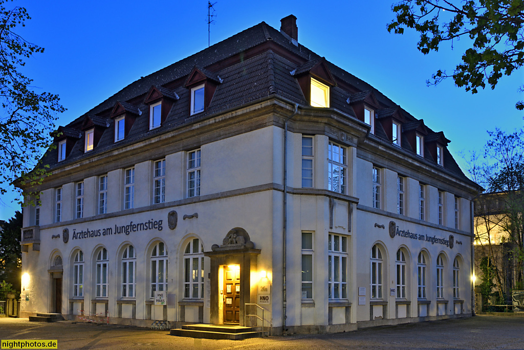 Berlin Lichterfelde Ärztehaus am Jungfernstieg. Erbaut 1921-1923 von Architektengemeinschaft Reinhardt und Süssenguth als Geschäfts- und Wohnhaus für Commerz- und Privatbank AG