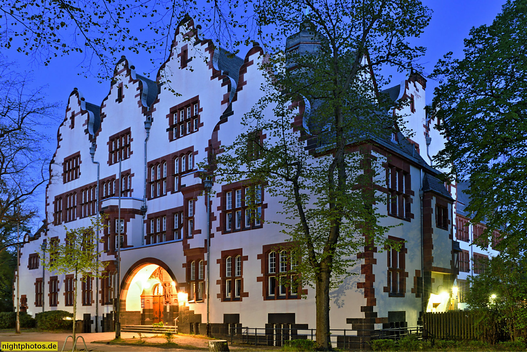 Berlin Zehlendorf Schadow-Gymnasium erbaut 1905 als Humanistisches Gymnasium Beucke-Oberschule von Franz Thyriot mit Renaissancegiebeln. Beuckestrasse 24-25