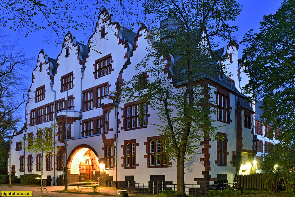 Berlin Zehlendorf Schadow-Gymnasium erbaut 1905 als Humanistisches Gymnasium Beucke-Oberschule von Franz Thyriot mit Renaissancegiebeln. Beuckestrasse 24-25