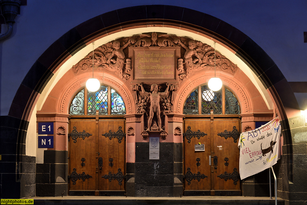 Berlin Zehlendorf Schadow-Gymnasium erbaut 1905 als Humanistisches Gymnasium Beucke-Oberschule von Franz Thyriot mit Renaissancegiebeln. Beuckestrasse 24-25